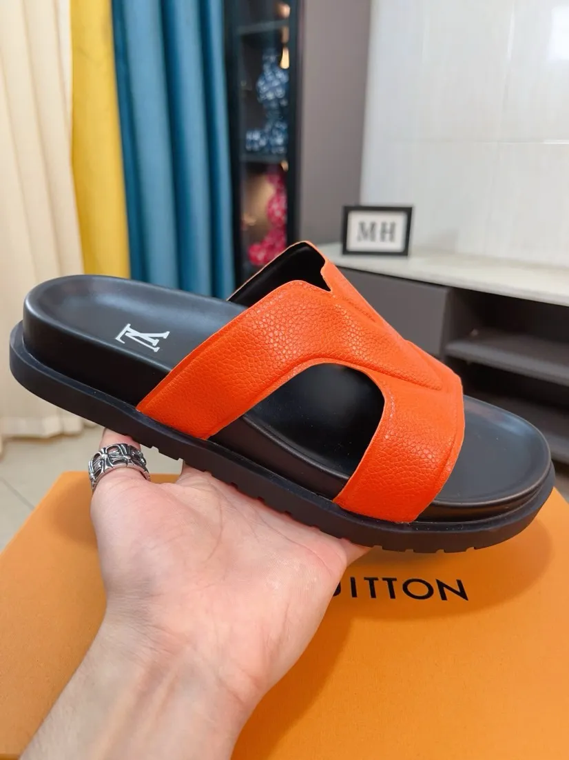Men's shoes💰300🌹🌹【LV】Multi-color new men's slippers, original top-quality version, original special cowhide with pebbled embossing➕sheepskin on the inner and side, non-slip combination sole, more stable walking, more comfortable and lightweight, high-end and generous, size: 38~44